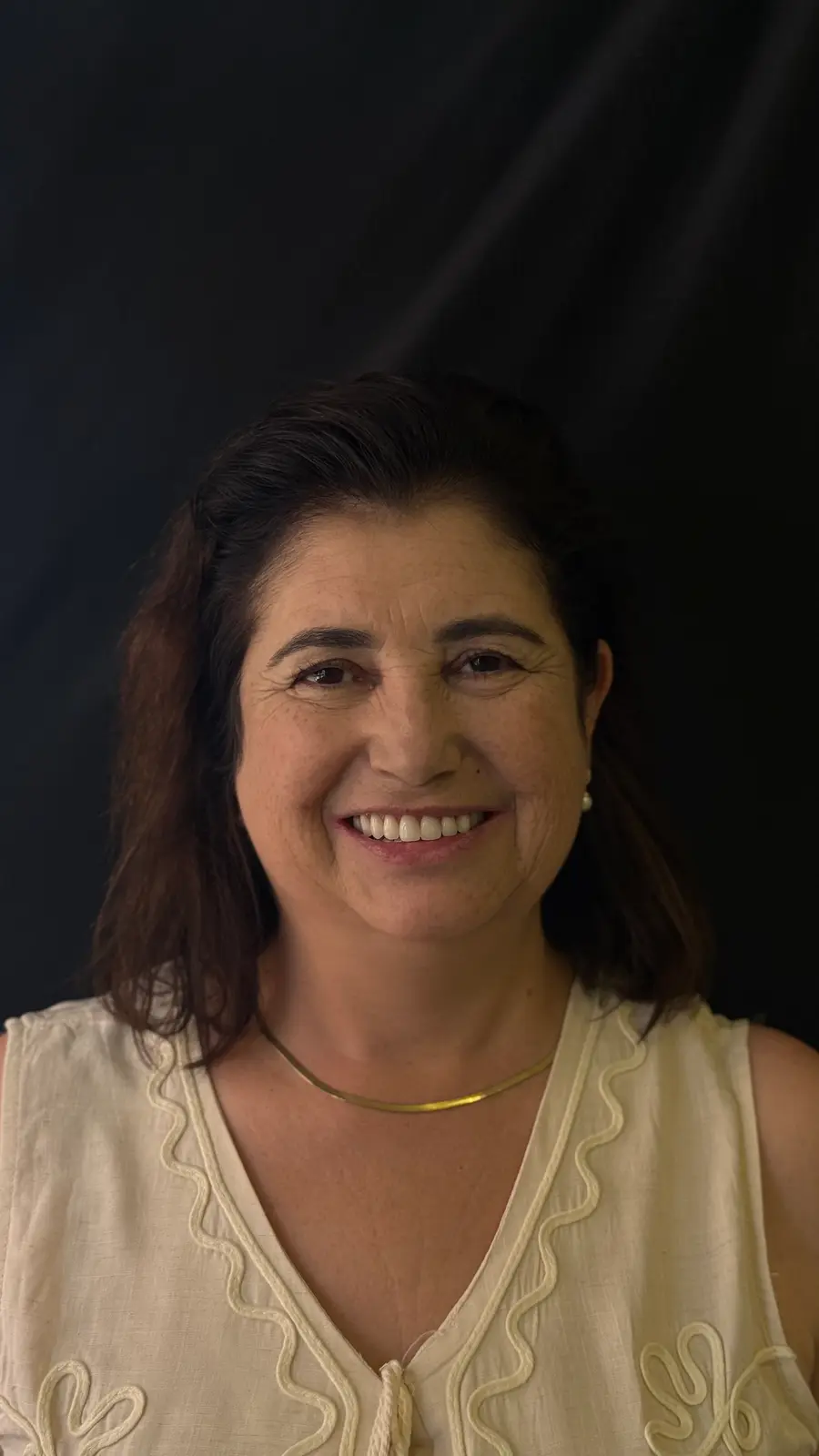 Paciente da Clínica Dentária União sorrindo depois da reabilitação