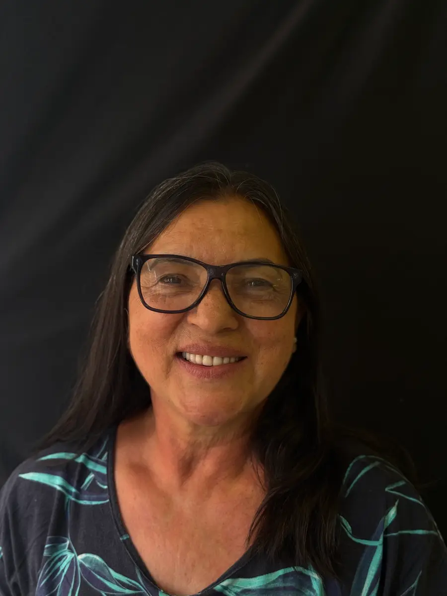 Paciente da Clínica Dentária União sorrindo com os dentes novos