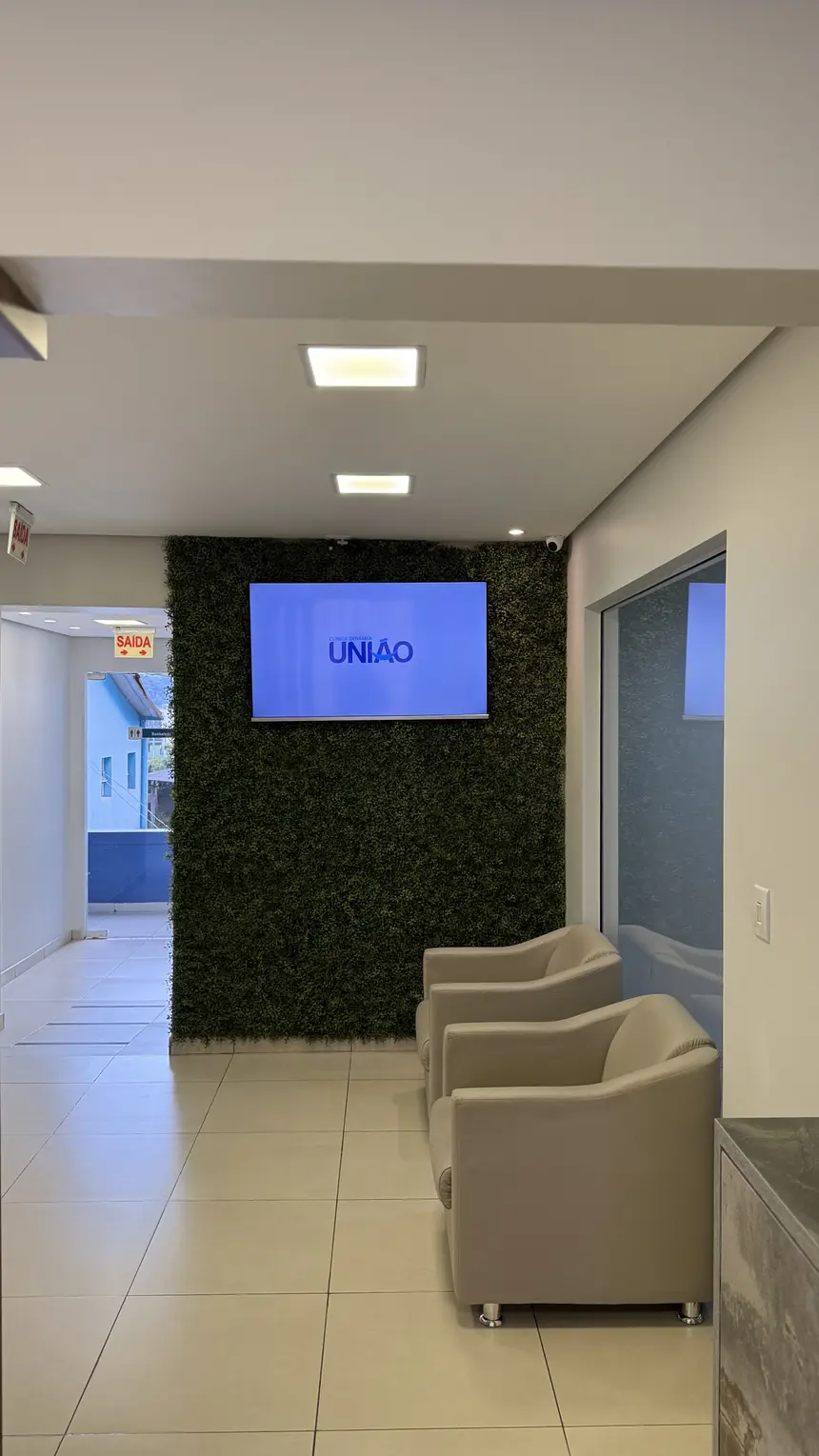 Corredor e espera da Clínica Dentária União