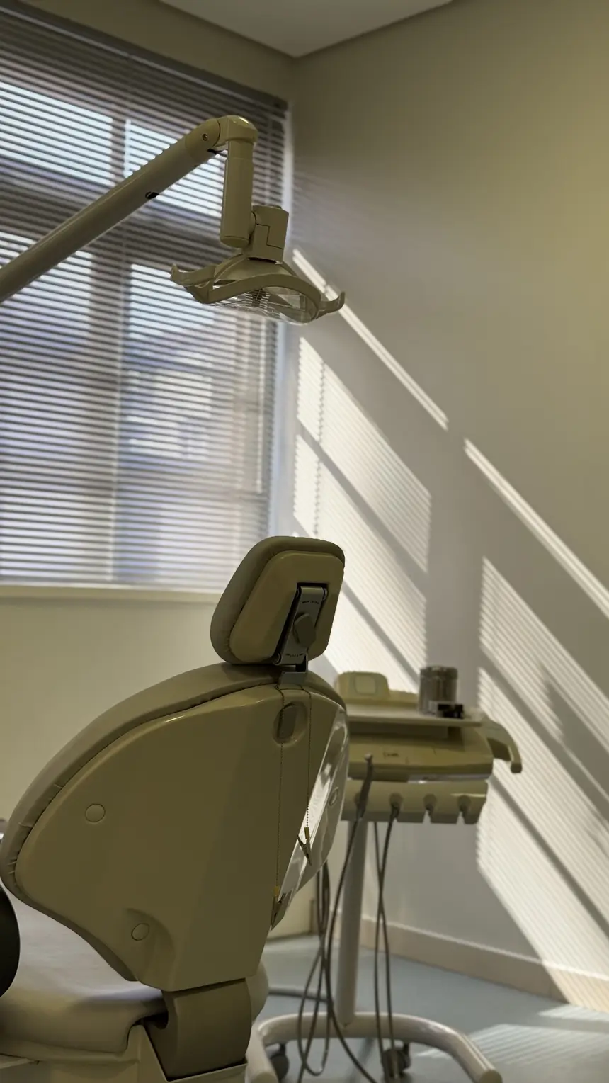 Consultório iluminado da Clínica Dentária União